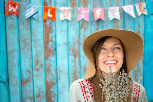 Mujer hippie feliz — Foto de Stock