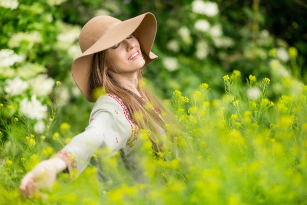 Mujer de primavera en jardín verde disfrutando del día soleado — Foto de Stock