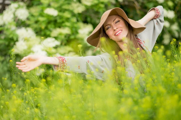 Mujer de primavera en jardín verde disfrutando del día soleado — Foto de Stock