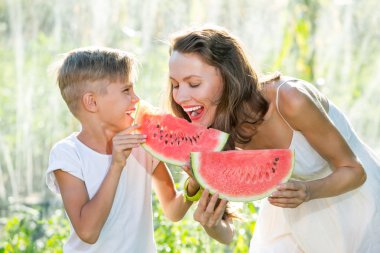 Bir güneşli yaz gününde karpuz yeme mutlu gülümseyen aile