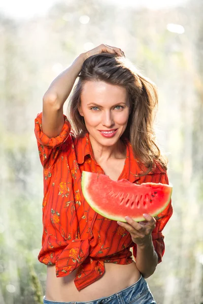 Gyönyörű fiatal nő, eszik egy görögdinnye — Stock Fotó