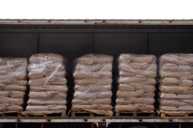 Yan taraftaki açık kargo konteynırı, malların paletlere yerleştirilmiş ve temiz plastik film ile kaplı olduğunu gösterdi..