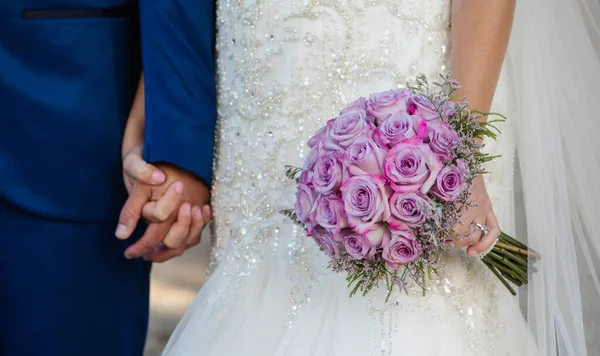 その特別な日のためのブライダル花の美しい花束を持つ結婚式のカップル グランカナリア スペイン — ストック写真