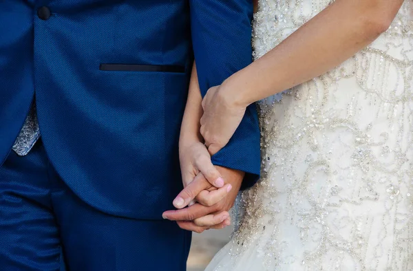 その特別な日のためのブライダル花の美しい花束を持つ結婚式のカップル グランカナリア スペイン — ストック写真