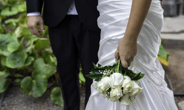 Γάμος Ζευγάρι Ένα Όμορφο Μπουκέτο Από Νυφικά Λουλούδια Για Εκείνη — Φωτογραφία Αρχείου