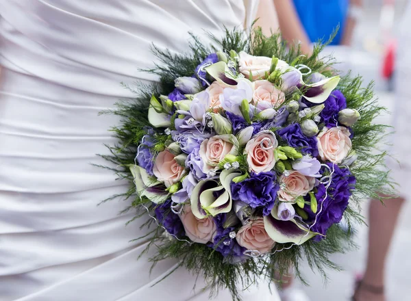 Buquê de noiva com flores rosa e violetas — Fotografia de Stock