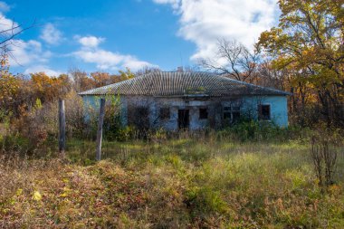 Öncü kampında terk edilmiş bir ev.