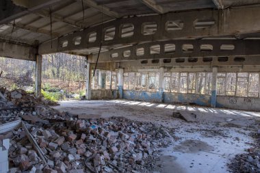Öncü kampında terk edilmiş bir kantin binası.