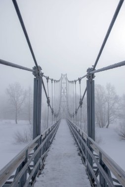 Nehirdeki köprü. Sisteki Köprü.