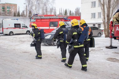 İtfaiyeciler tatbikatta. İtfaiyeciler hastane binasında tatbikat yaptılar..