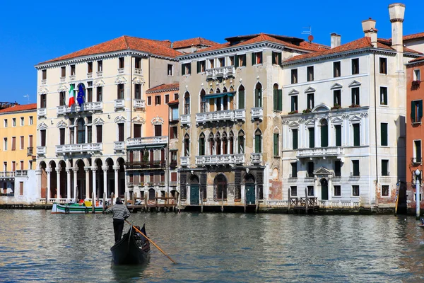 Gondolier et Gondole au Grand Canal de Venise — Photo