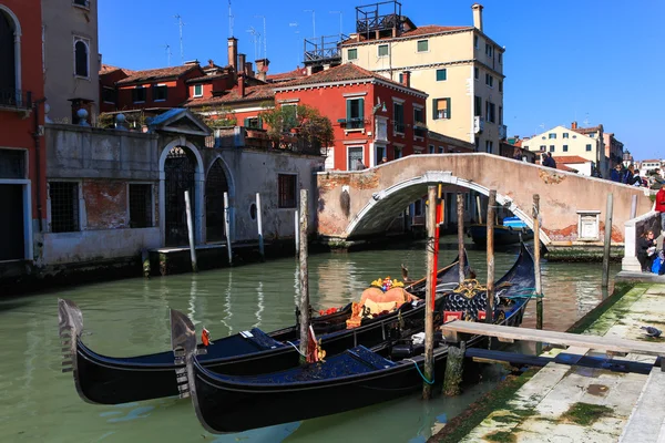 Gondolier y Gondola en el Gran Canal de Venecia — Foto de Stock