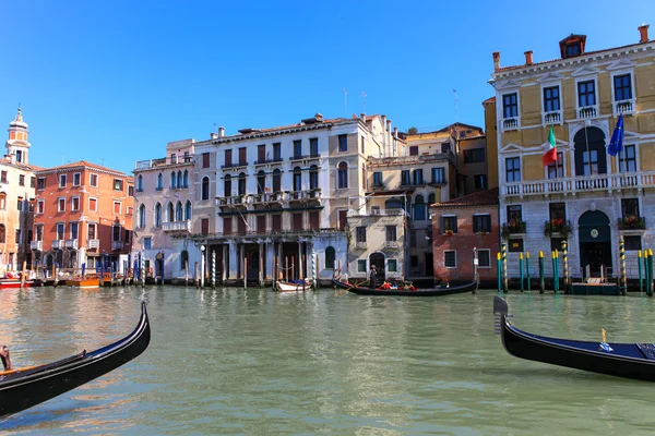 Gondolier y Gondola en el Gran Canal de Venecia — Foto de Stock