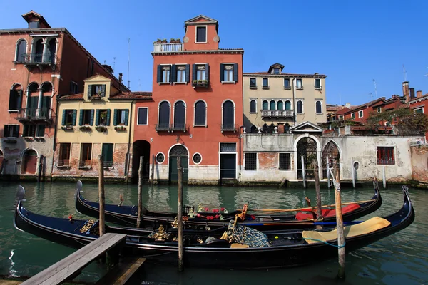 Tradicional góndola en un canal de Venecia — Foto de Stock
