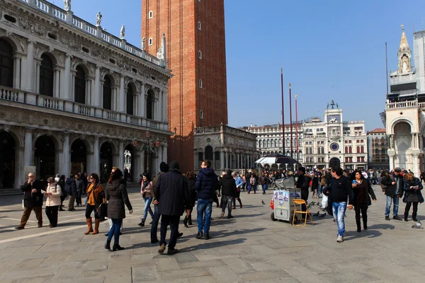 Piazza San Marco'da yerli halk ve turist
