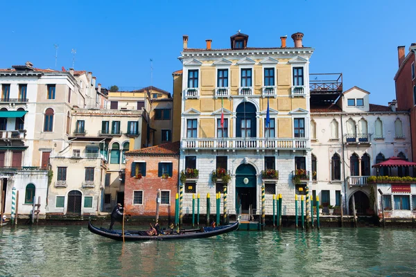 Gondolier et Gondole au Grand Canal de Venise — Photo