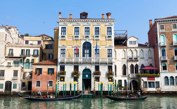 Gondolier and Gondola at Venice grand canal — Stock Photo, Image