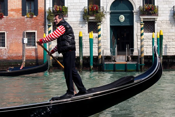 Gondolier y Gondola en el Gran Canal de Venecia — Foto de Stock