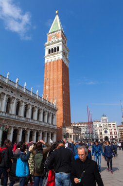 Venedik, İtalya - 19 Mart 2016 : Piazza San Marco'da yerli halk ve turist, Venedik'in başlıca halk meydanı, İtalya