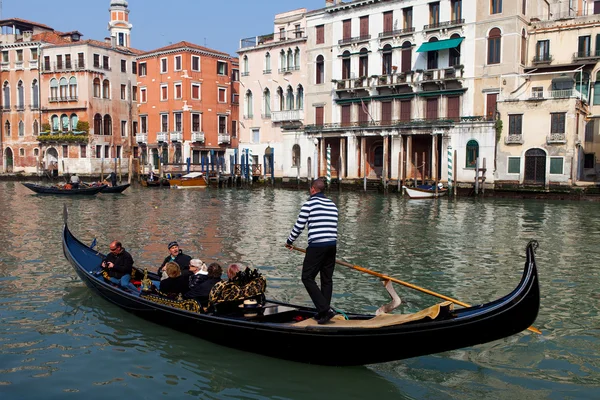 Gondolier et Gondole au Grand Canal de Venise — Photo