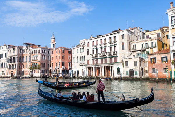 Gondolier y Gondola en el Gran Canal de Venecia — Foto de Stock