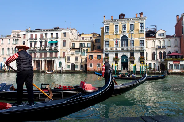 Góndolas tradicionales en el canal principal de Venecia Rialto — Foto de Stock