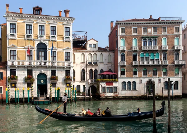 Góndolas tradicionales en el canal principal de Venecia Rialto — Foto de Stock