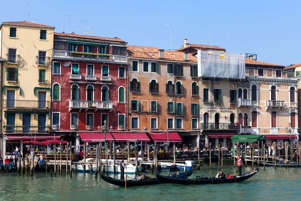 Gondolas traditionnels au canal principal du Rialto de Venise — Photo