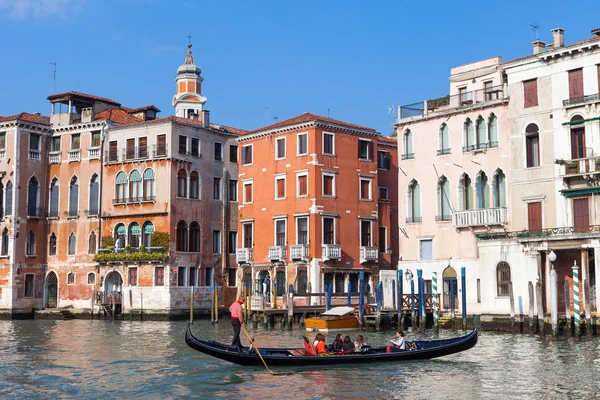 Góndolas tradicionales en el canal principal de Venecia Rialto — Foto de Stock