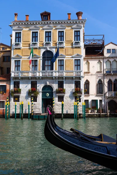Gondolas traditionnels au canal principal du Rialto de Venise — Photo