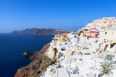 Beyaz evler ve mavi kubbeleri Oia, Santorini.