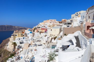 Beyaz evler ve mavi kubbeleri Oia, Santorini.