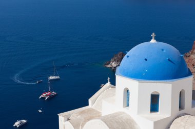 Fira 'nın üç çanı ve mavi kubbe, Santorini, Yunanistan, Santorini' nin volkanı arka planda.