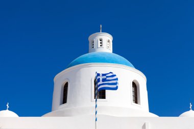 Fira 'nın üç çanı ve mavi kubbe, Santorini, Yunanistan, Santorini' nin volkanı arka planda.