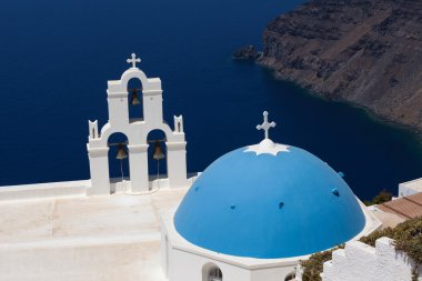 Fira 'nın üç çanı ve mavi kubbe, Santorini, Yunanistan, Santorini' nin volkanı arka planda.