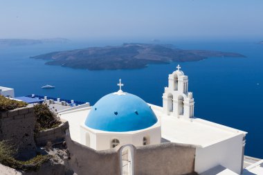 Fira 'nın üç çanı ve mavi kubbe, Santorini, Yunanistan, Santorini' nin volkanı arka planda.