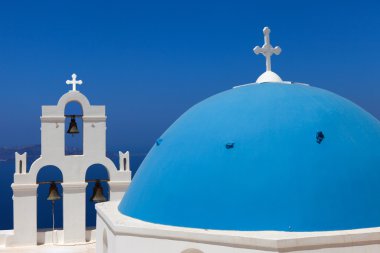 Fira 'nın üç çanı ve mavi kubbe, Santorini, Yunanistan, Santorini' nin volkanı arka planda.
