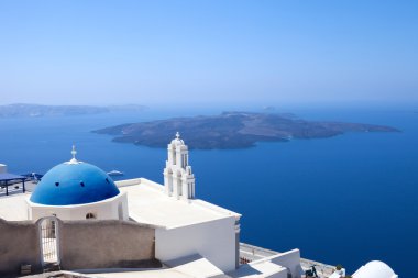 Fira 'nın üç çanı ve mavi kubbe, Santorini, Yunanistan, Santorini' nin volkanı arka planda.
