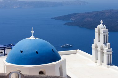 Fira 'nın üç çanı ve mavi kubbe, Santorini, Yunanistan, Santorini' nin volkanı arka planda.