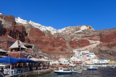 Santorini, Yunanistan-Haziran 2014: gün batımında Oia güzel Limanı. Oia adada önemli bir cazibe olduğunu.