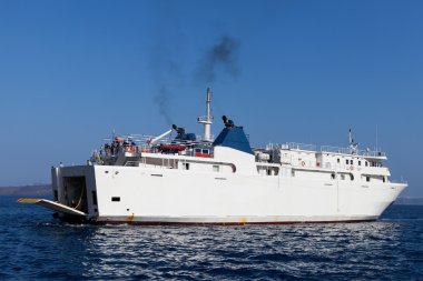 Santorini, Yunanistan - 8 Ağustos 2016: koltuk katamaran süper feribot gemide Santorini'nın bağlantı noktası için Ios Island gelen turistler 