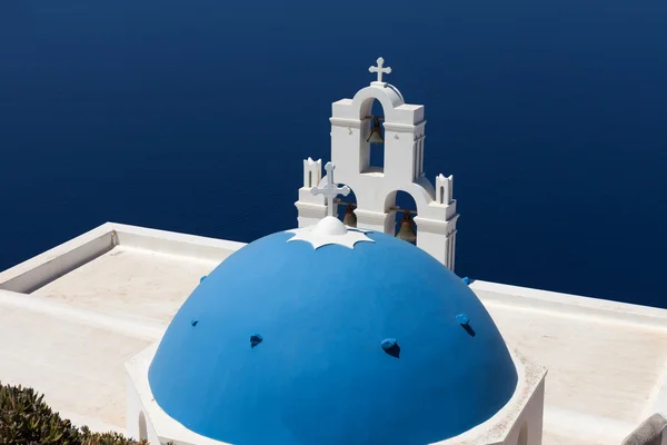 位于希腊圣托里尼的菲拉和蓝色穹顶的三声钟声 背景是圣托里尼火山 — 图库照片