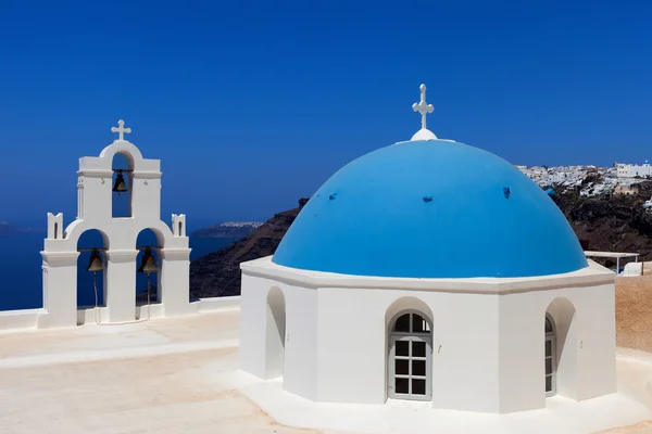 位于希腊圣托里尼的菲拉和蓝色穹顶的三声钟声 背景是圣托里尼火山 — 图库照片