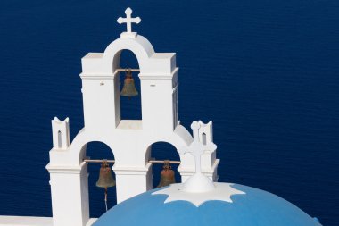 Fira 'nın üç çanı ve mavi kubbe, Santorini, Yunanistan, Santorini' nin volkanı arka planda.