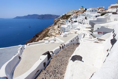 Beyaz evler ve mavi kubbeleri Oia, Santorini.
