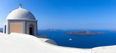 Fira 'nın üç çanı ve mavi kubbe, Santorini, Yunanistan, Santorini' nin volkanı arka planda.