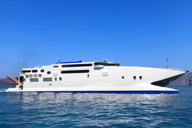 Santorini, Yunanistan - 8 Ağustos 2016: koltuk katamaran süper feribot gemide Santorini'nın bağlantı noktası için Ios Island gelen turistler