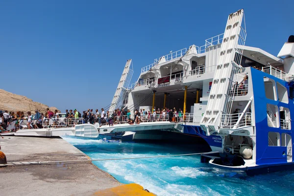 Santorini port ülések katamarán szuper komp fedélzetén érkező turisták — Stock Fotó