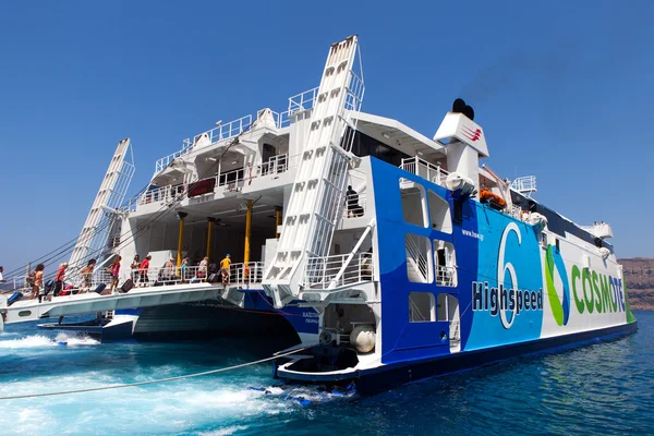 Туристы прибывают в порт Санторини на борту катамарана — стоковое фото