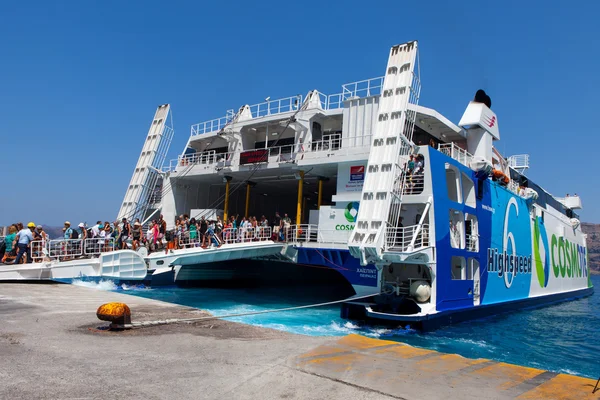 Santorini port ülések katamarán szuper komp fedélzetén érkező turisták — Stock Fotó